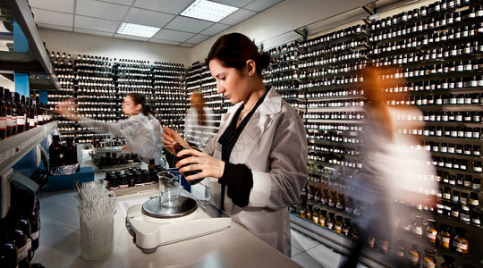 科学家在实验室做研究科学工厂里的瓶子科学家图片