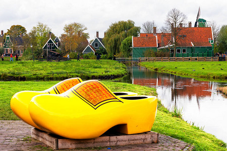 荷兰丹的黄色传统荷兰木屐图片