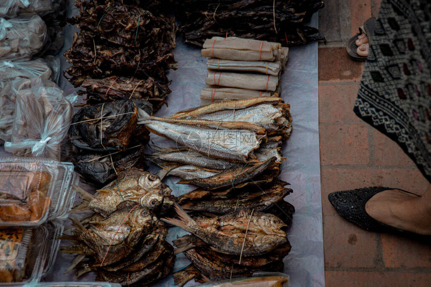 Prabang早晨市场出售的干鱼图片