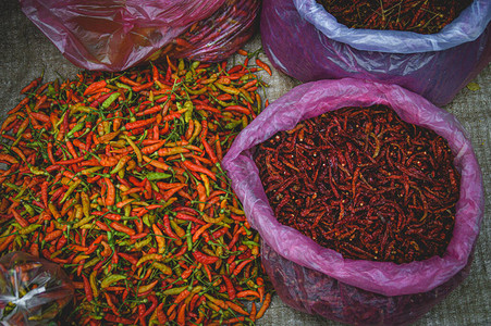 老挝琅勃拉邦早市出售的新鲜红辣椒展示了当地人民的生活背景图片