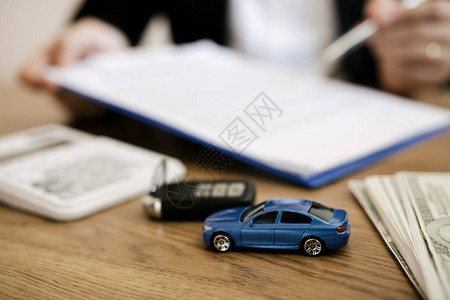 汽车销售员正在解释新购车合同和与买车人的协议图片