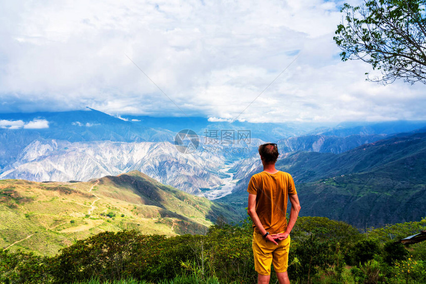 人类欣赏哥伦比亚安第斯山脉中奇卡莫查峡谷的景象图片