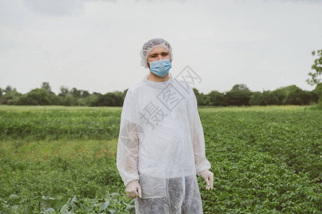 身穿防护服医用口罩和橡胶手套的男子图片