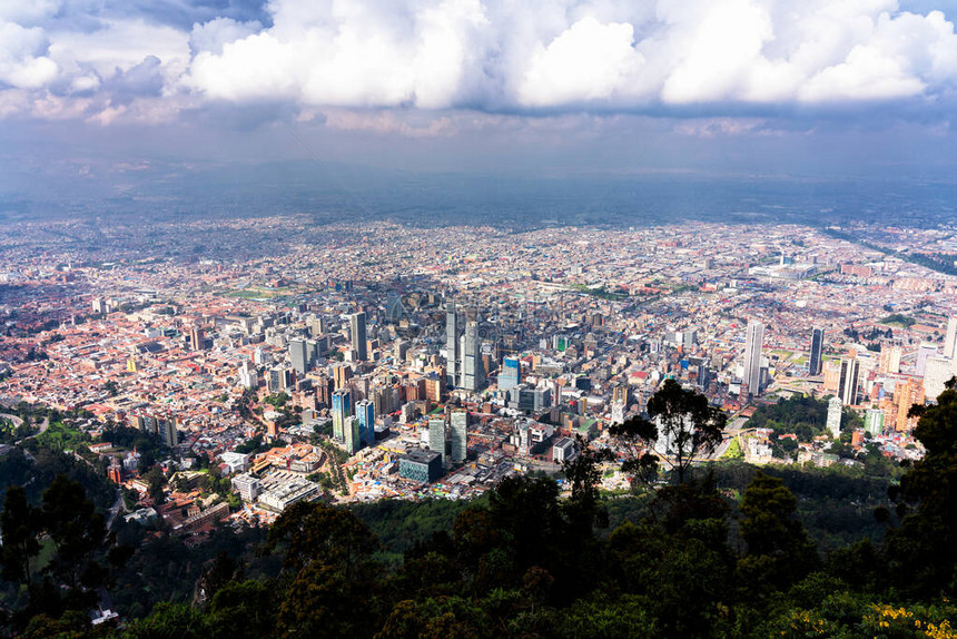 从哥伦比亚波哥大上方的蒙塞拉特山顶看到的波哥大惊人的空中全景图片