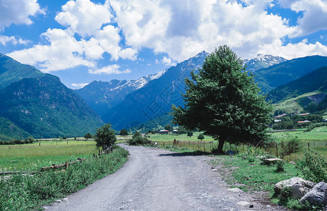 Georgia在通往Ushguli村的路上行走图片