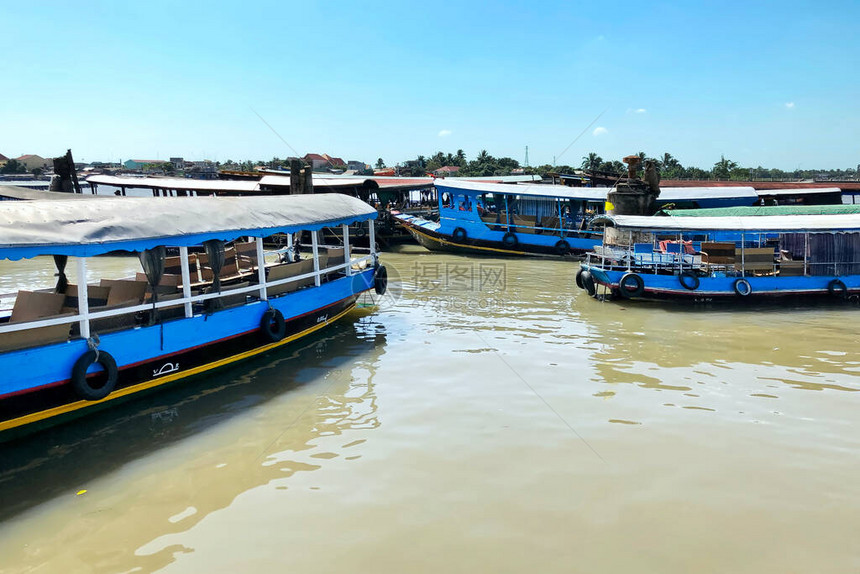 越南MyThoCity附近湄公河上传统蓝色维图片