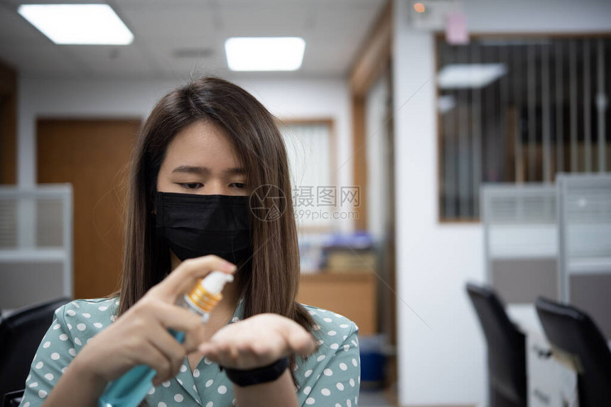 亚洲女戴面罩和酒精抗菌手凝胶呼吸防护面罩对抗流行流感covid19或冠状图片