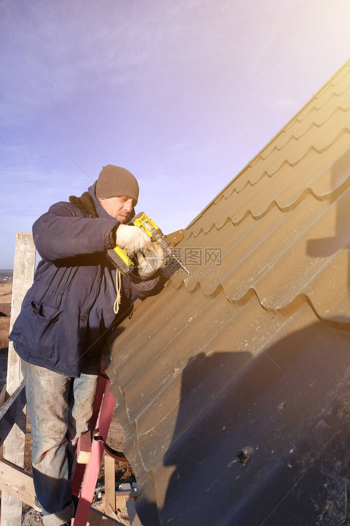 主人在雪地屋的顶上安装2021年冰雪滞留压碎图片