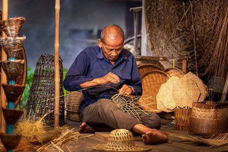 泰国的工匠武里南府的工匠编织竹篮的老人自古流传下来的手艺图片