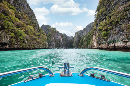 泰国菲济岛Piileh环礁湖的帆船前方和松石图片