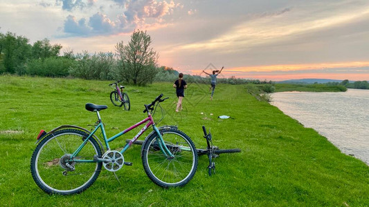 在大自然的日落骑自行车图片