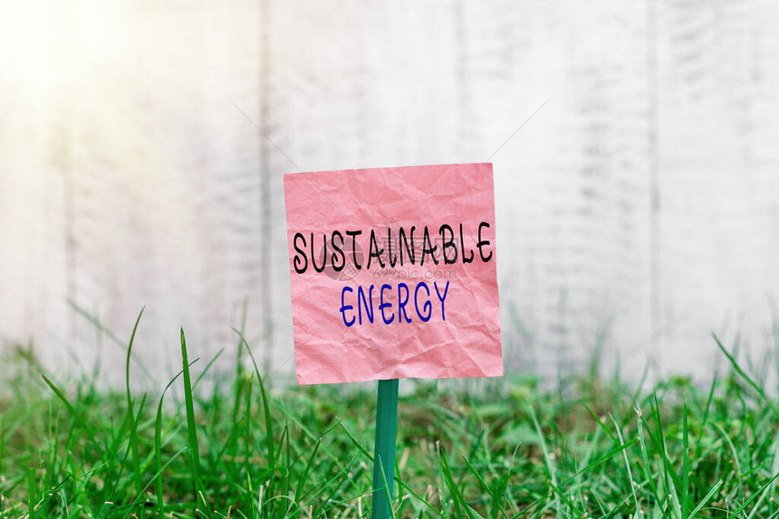 概念手写显示可持续能源满足当前普通纸贴放草地需要的能源图片