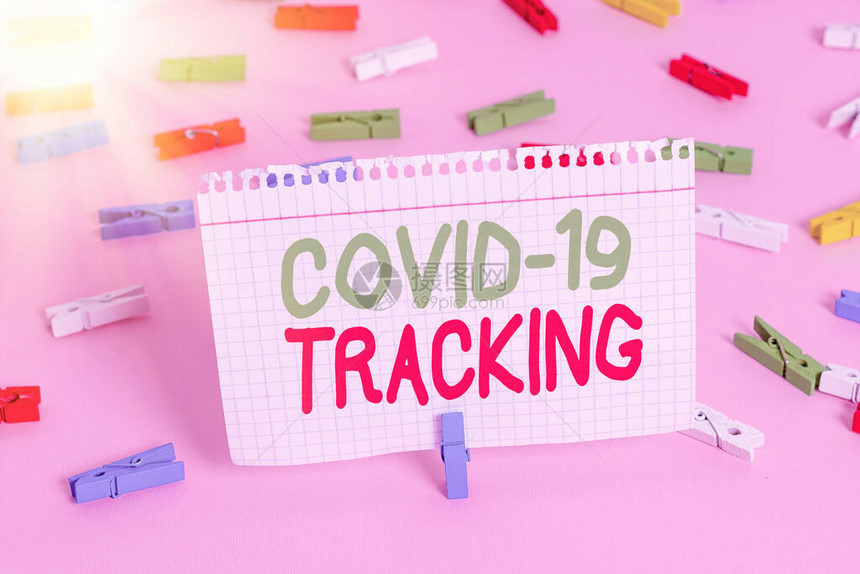 Covid19Tracking概念照片区分可能感染者的程序彩色衣物纸空白提醒粉红色地板背景办公室插针Croedclodpin图片