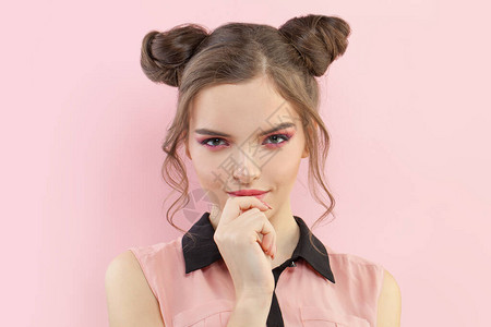 年轻时装模特女郎粉色化图片