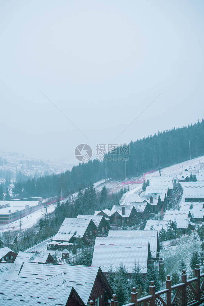 森林中温冬雪景的寒冷小镇风景图片