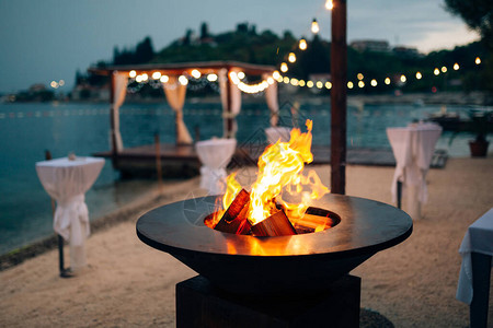 用里面的火焰烧烤圆桌烹饪表面在海滩上图片