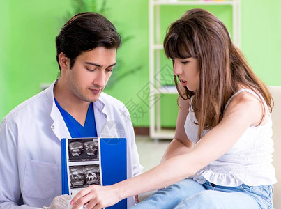 孕妇到放射科医生那里做超声波检查图片