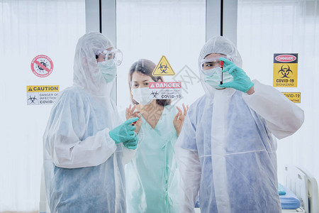 概念爆发冠状或Covid19疫苗和药物医生疗专业人员PPE套装无菌室隔离患者医生拿着管血样本图片