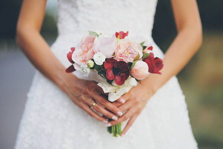 新娘拿着结婚花束图片