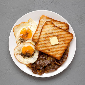 自制健康的Sunnyside鸡蛋早餐图片