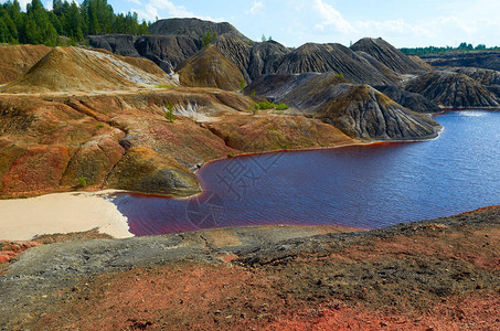 Uralsother星球上的红粘土山铁的颜色和火星的大气层不寻常图片