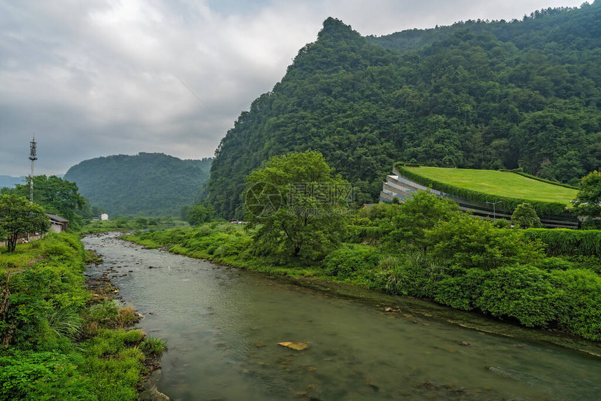 在张家江地区黄龙山洞附近的武林久川图片