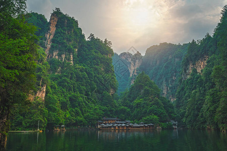湖南省张家界森林公园武陵源宝峰湖周围令人惊叹的美图片