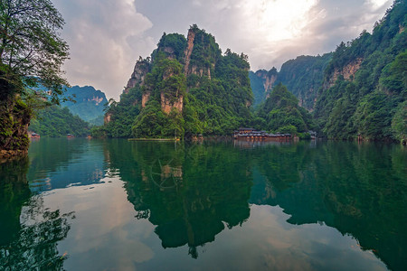 湖南省张家界森林公园武陵源宝峰湖周围令人惊叹的美背景图片