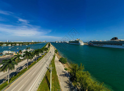 在佛罗里达州迈阿密港的航拍游轮图片