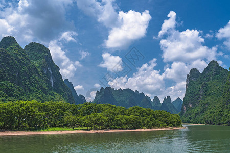 在桂林和阳水两镇之间漂流的大李利河岸边令人惊艳的喀斯特图片