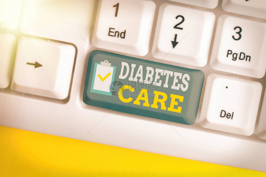 显示糖尿病护理的书写笔记预防或治疗疾病可能导致的并发症的商业概念白色pc键盘图片