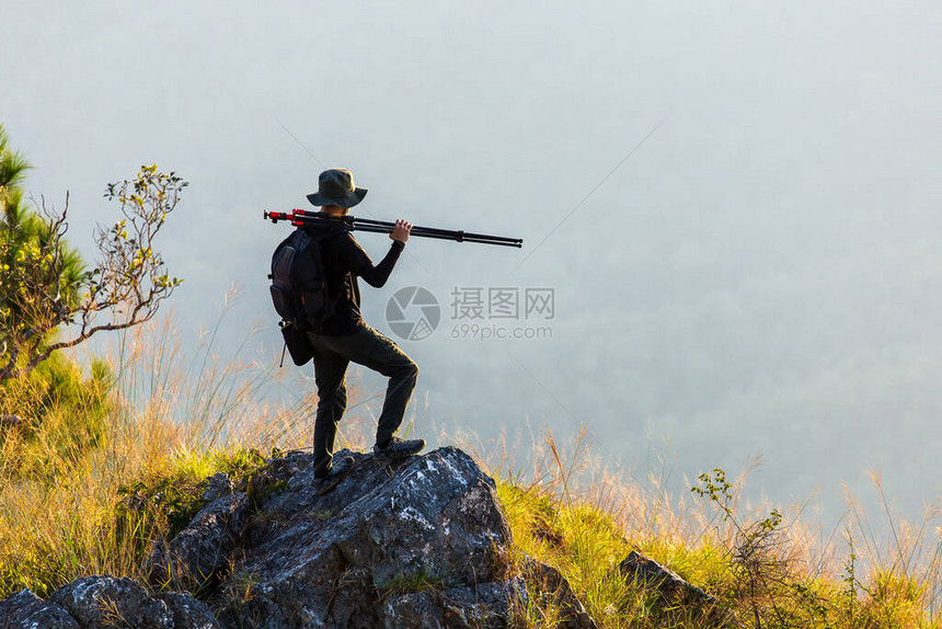 人类的休眠举起手来抓住山峰图片