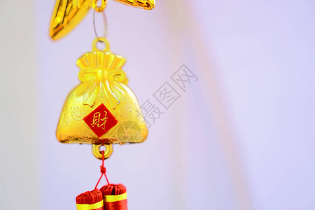 金袋和红丝绸移动象征着庆祝新年的图片