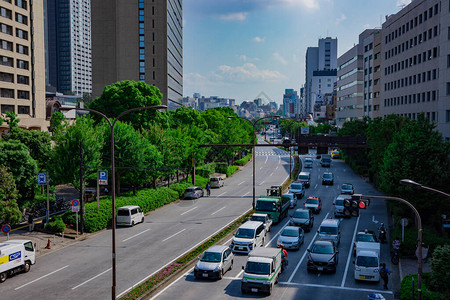 东京日间广角大道的一条城市街道图片
