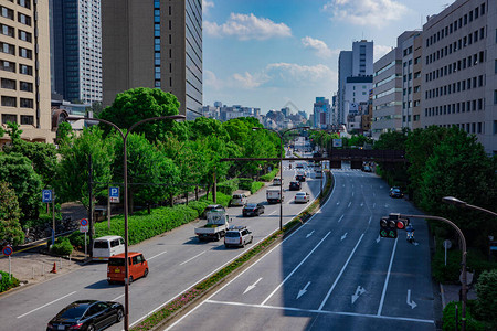 东京日间广角大道的一条城市街道图片