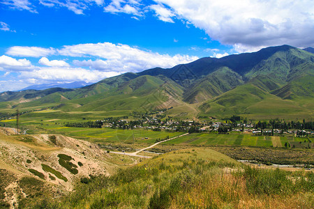 山区峡谷村庄和道路的景象吉尔斯坦图片