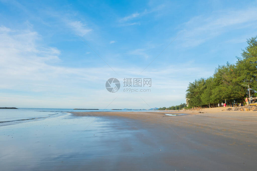 雨季清晨美丽的海洋和天空图片