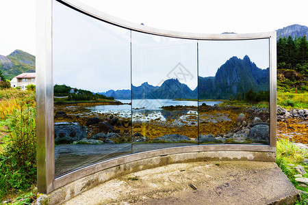 混凝土玻璃钢镜反射着周围的fjordmountains图片