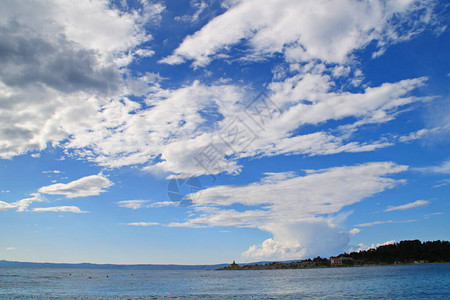 海上蓝天的白云图片