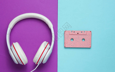 紫蓝色背景的录音磁带和耳机回声音乐概念传统背景迪斯科派图片