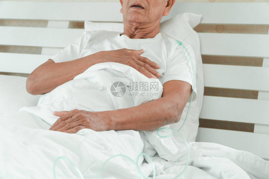悲伤的老人躺在病床上图片