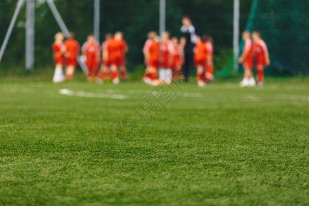 运动队与教练在训练场上的模糊背景足球夏令营足球训练学图片