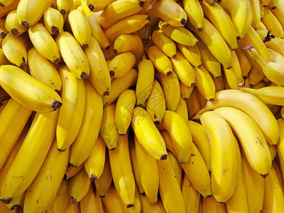 一种新的成熟黄香蕉作物在超市图片