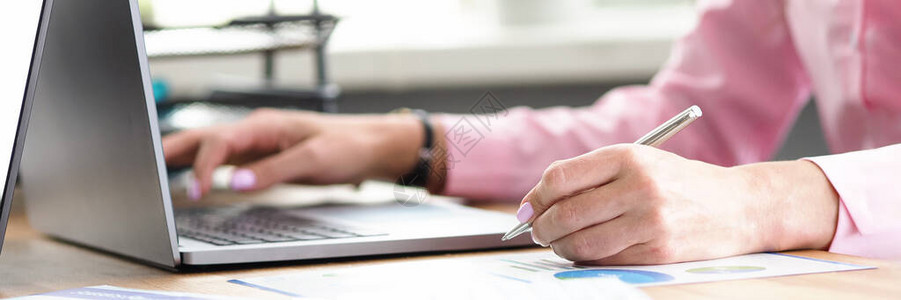 办公室员工的手点击笔记本电脑键盘坐在办公室的女孩在笔记本上做笔记女酋图片