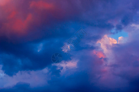 天空中的云彩天空中五图片