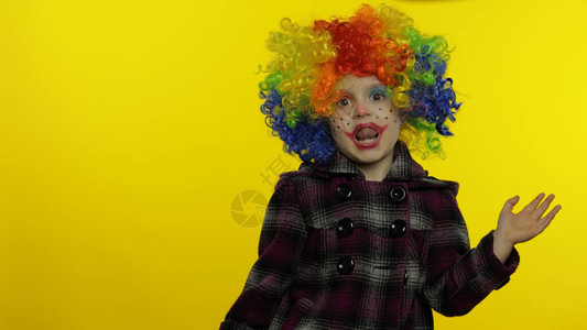 戴着彩虹假发做傻脸的白人小女孩小丑图片
