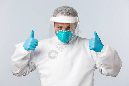自信的医生在个人防护设备中与冠状患者一起工作图片