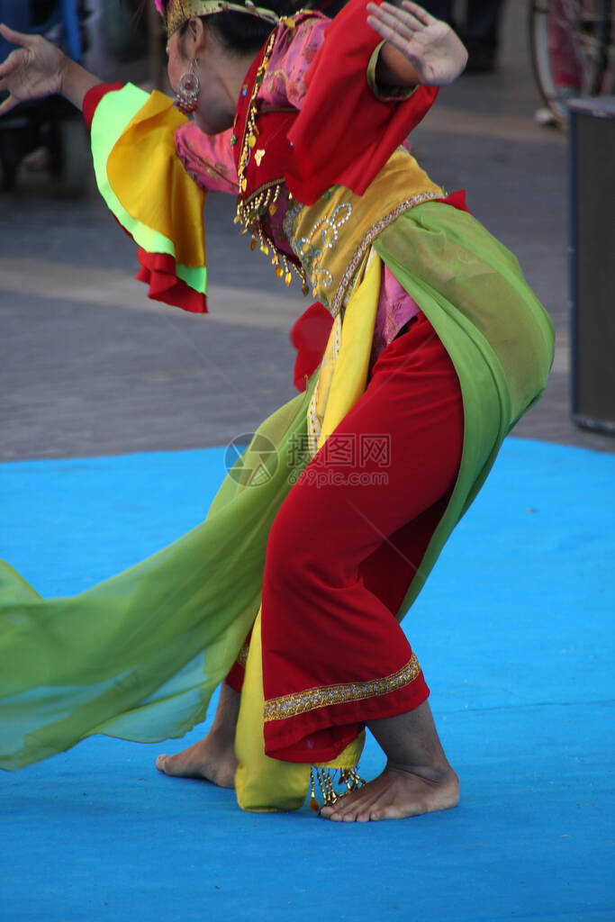 街头节日中的印尼民间舞蹈图片