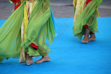 街头节日中的印尼民间舞蹈背景图片