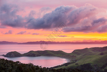 新西兰海洋滩的美丽日落图片
